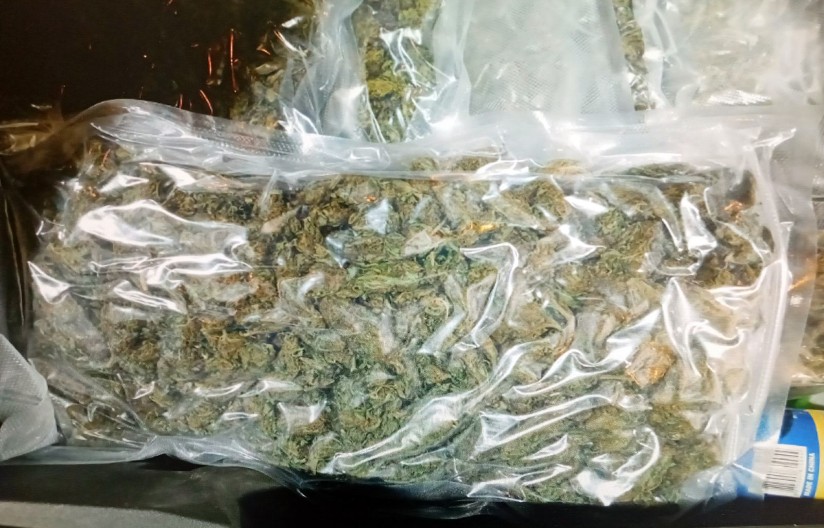 VELIKA AKCIJA POLICIJE U STAROJ PAZOVI Muškarac krio kilogram i po marihuane u dvorištu kuće