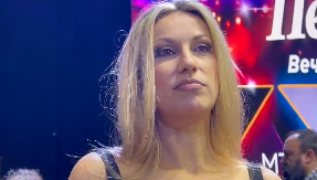 "UNAKAŽENA SI, TA TVOJA KOSURDAČA..." Voditelj javno iskritikovao Radu Manojlović, pevačica zatečena, evo kako je reagovala!