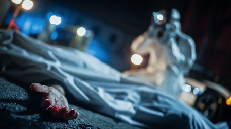 GOLO TELO DEVOJKE PRONAĐENO U TORBI NA TROTOARU Jeziv prizor na Menhetnu