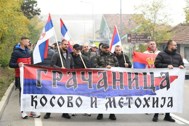 "SAMO JAKA I NAPREDNA SRBIJA MOŽE DA SAČUVA SVOJ NAROD" Srbi sa KiM krenuli pešice ka Novom Sadu da podrže predsednika Vučića