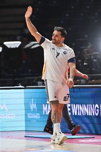 NESTVARAN POTEZ KAMPACA Bivši igrač Zvezde postigao koš sa više od pola terena iza glave, ali...