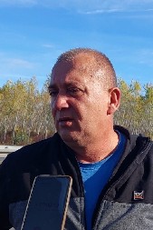 "JEDAN MLADI ŽIVOT JE IZGUBLJEN, SIN KOJI JE POVREĐEN JE U BOLNICI"  Otac nastradalog dečaka, na mestu gde mu je sin poginuo u nesreći