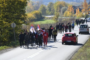 NAROD SA ODUŠEVLJENJEM POZDRAVLJA SRBE SA KIM KOJI PEŠAČE DO NOVOG SADA Ori se "Srbija, Srbija", pozdravljaju ih sa tri prsta