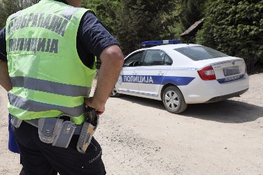 UŽAS NA VOŽDOVCU Manijak pregazio policajca i pobegao!