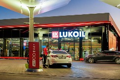 OVA FIRMA PREUZIMA I LUKOIL U SRBIJI Čeka se odobrenje vlade SAD