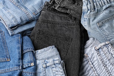 IZBEGNITE MODNU KATASTROFU Jednostavan trik koji čuva tamnu boju farmerki - dodajte samo 1 sastojak u mašinu i BIĆE KAO NOVE!