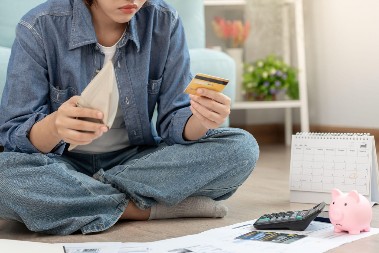 Šta je sigurnije – štedeti u dinarima ili evrima?