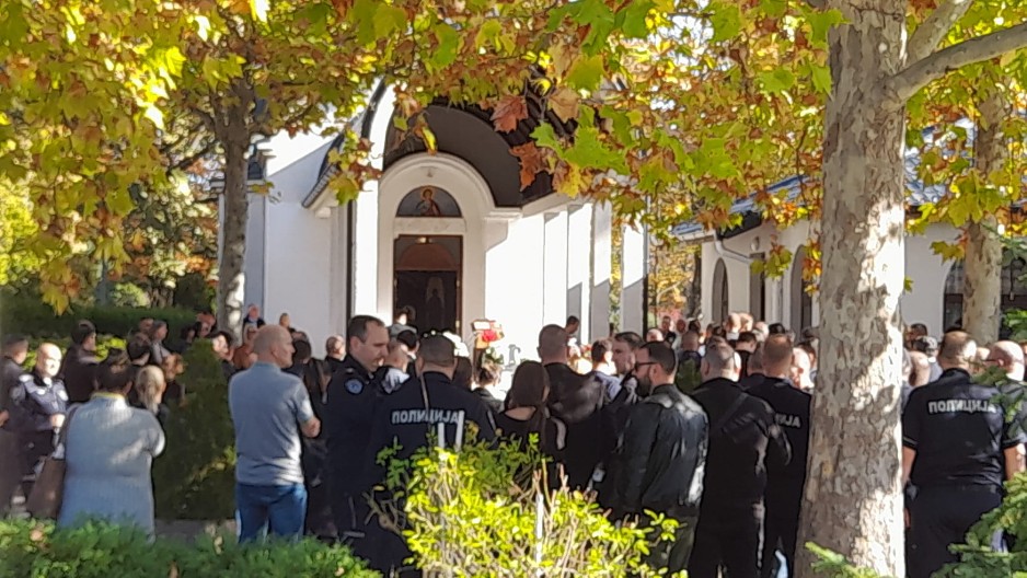 JAUCI I PLAČ ODJEKUJU NEBOM IZNAD BEŽANIJSKOG GROBLJA Prijatelji, rođaci i kolege dolaze da se oproste od nastradalih u nesreći na Novom Beogradu