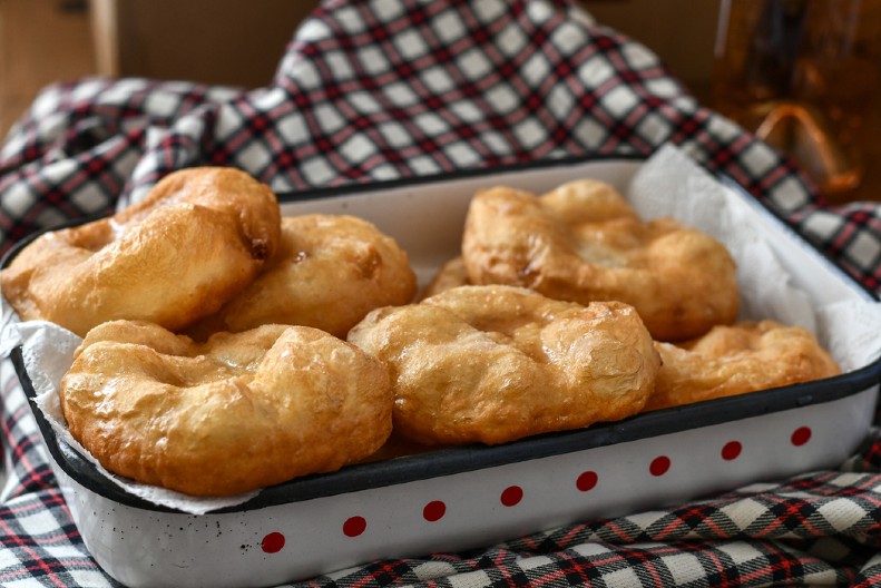 Ko voli obične uštipke, ove će tamaniti: Potrebno vam je samo 5 sastojaka, a testo je sveže čak 7 dana