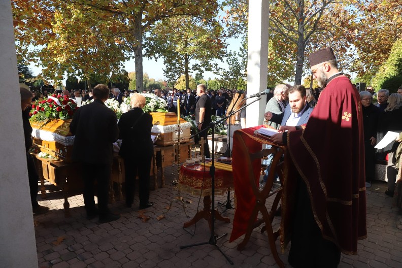"OVO JE BELI KRST DETETA KOJE SAM JA KRSTIO" Reči sveštenika na opelu nastradaloj porodici potresle sve prisutne
