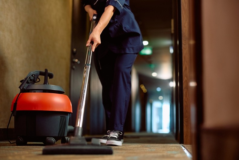 „Menadžeri za kuću“ – čistačice sada traže platu od 100.000 evra