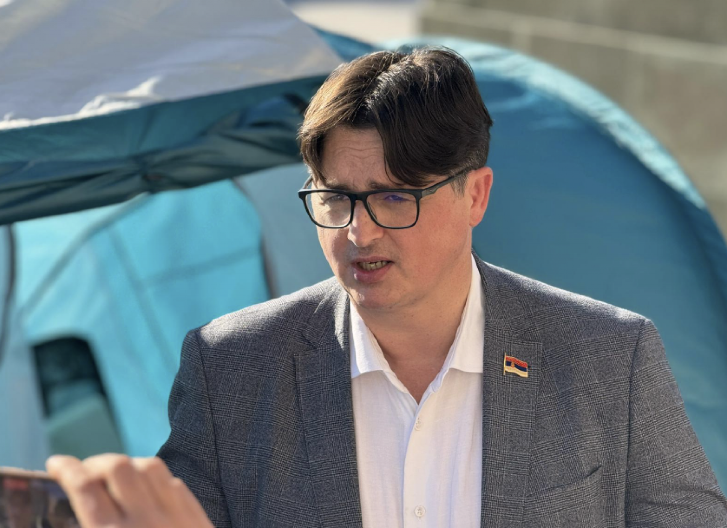 UGLJEŠA MRDIĆ TREĆI DAN ŠTRAJKUJE GLAĐU Traži hapšenje bivših zvaničnika Infrastruktura železnice Srbije