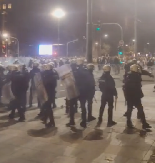 BLOKADERI NA POLICIJU BACAJU STAKLENE FLAŠE! Jezivo nasilje u centru Beograda (VIDEO)