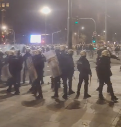 BLOKADERI NA POLICIJU BACAJU STAKLENE FLAŠE! Jezivo nasilje u centru Beograda (VIDEO)