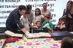 TRADICIJA TKANA MASTILOM I ZLATOM: „Miroslavljevo jevanđelje“ oživelo u dečjim rukama u Ekspo 2027 Plejgraundu (FOTO)