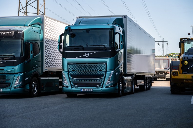 KAMIONDŽIJA STAO DA POMOGNE MLADIĆIMA, PA DOŽIVEO HOROR Policija u potrazi za počiniocima