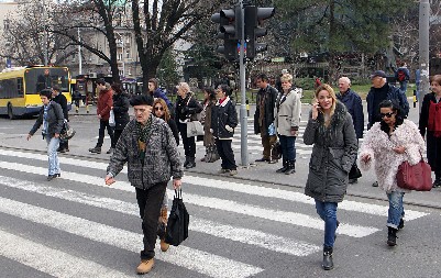 UŽAS U RAKOVICI Deda kolima oborio devojčicu!