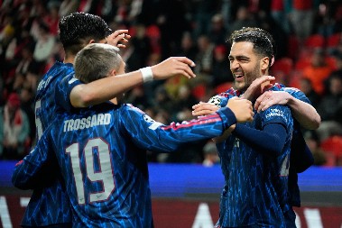 ARSENAL GAZI I NE MISLI DA STANE Ubedljiv trijumf "tobdžija" u Pragu, remi Napolija i Ajntrahta