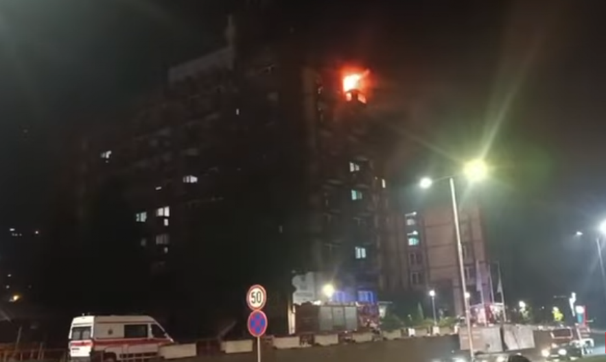 GORI DOM PENZIONERA: Vatrogasci u borbi sa stihijom, evakuisani stariji ljudi, OPŠTA PANIKA u Tuzli (VIDEO)