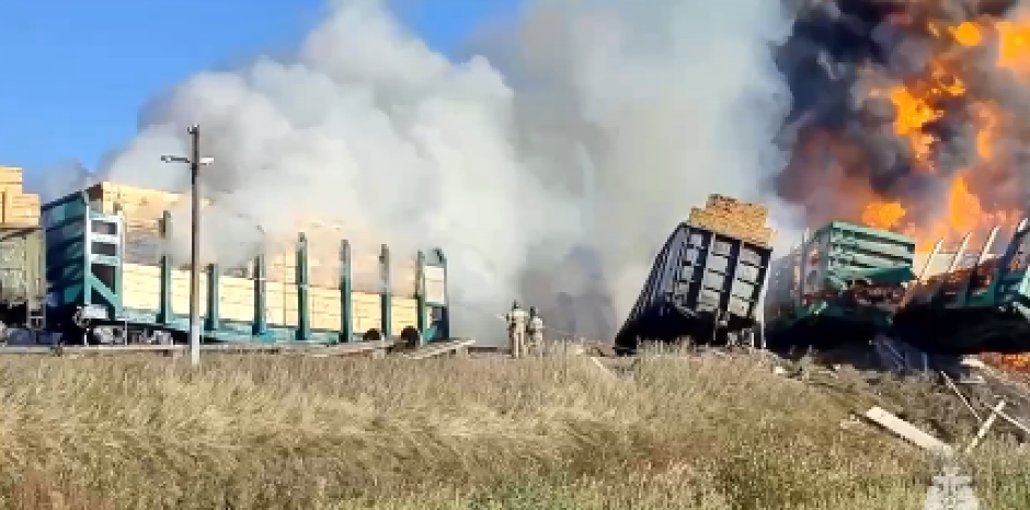 STRAVIČAN SUDAR VOZOVA Najmanje osmoro mrtvih, lokomotiva naletela na vagon (FOTO)