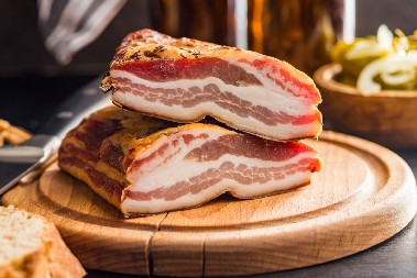 KILO KOBASICE 800, SLANINA 1.100 DINARA, A TEK ČVARCI: Ovo je detaljni cenovnik domaćih proizvoda uoči slava