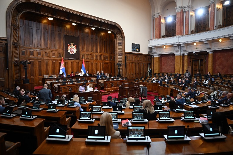 "ŠUTIRALI SVOG PROFESORA-BLOKADERA KO KUČE" Jovanov žestoko odgovorio u Skupštini: Onaj sa beretkom hvata nobelova za gušu, šta još najavljujete da ćemo videti?