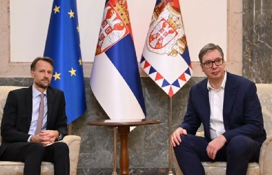 VUČIĆ SE SASTAJE SA BEKERATOM Ambasador EU predaće mu godišnji izveštaj o Srbiji