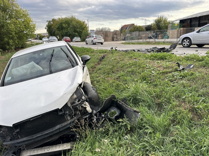 TINEJDŽER STRADAO U BIJELOM POLJU Prevrnuo mu se automobil, njegov suvozač teško povređen