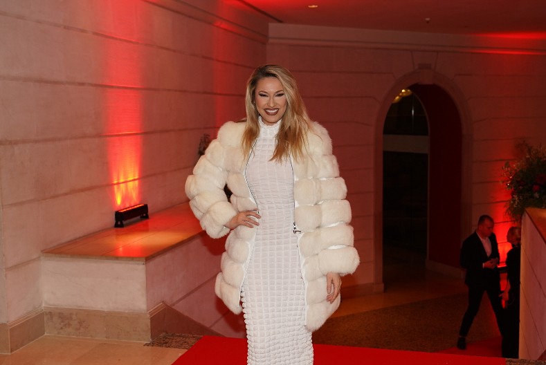 "NE VOLIM SVOJU GLAVU, KAO PUN MESEC JE" Rada Manojlović šokirala priznanjem: "Nagruvala sam 60 kilograma" (VIDEO)