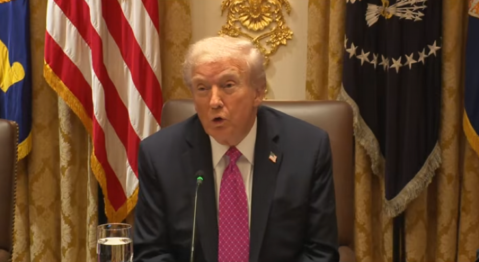 BELI PRAH U AMERIČKOJ BAZI! Više ljudi se razbolelo, u hangarima bio i Tramp!