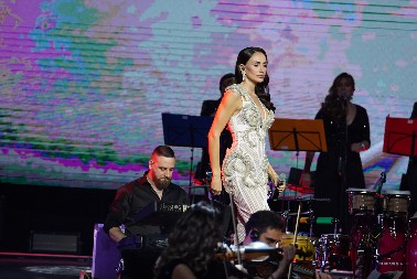 PREKINUT KONCERT EMINE JAHOVIĆ! Pevačica zaustavila muziku: "Užasno sam..."