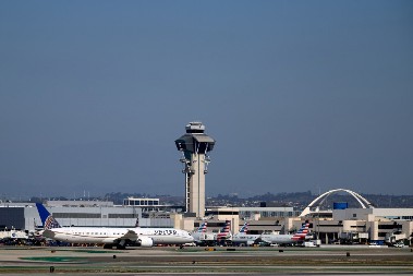 HAOS U AMERICI, EVROPA ĆE VIDETI POSLEDICE Preko 5.000 otkazanih ili odloženih letova zbog najduže obustave rada u istoriji