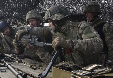 UKRAJNSKI KOMANDANT ODVEO 12 VOJNIKA U SMRT Rusi sasuli iskandere i gerane, svečanost pretvorena u KLANICU