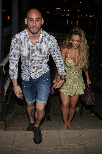 TEA TAIROVIĆ SA MUŽEM HITNO NAPUSTILA AERODROM! Pevačica sakrila lice i nije izustila ni reč!