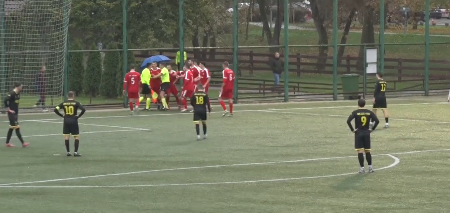 POJAVIO SE SNIMAK SKANDALA NA UTAKMICI U BEOGRADU Fudbaler gurnuo sudiju na zemlju, tim napustio teren (VIDEO)