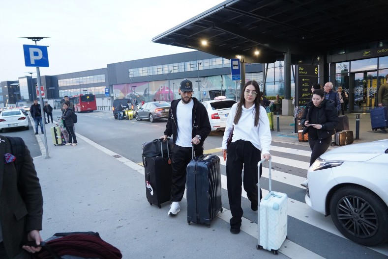 ANASTASIJA I GUDELJ SLETELI U BEOGRAD Cecina ćerka u opuštenom izdanju: "Kako ovakvi da poziramo?"