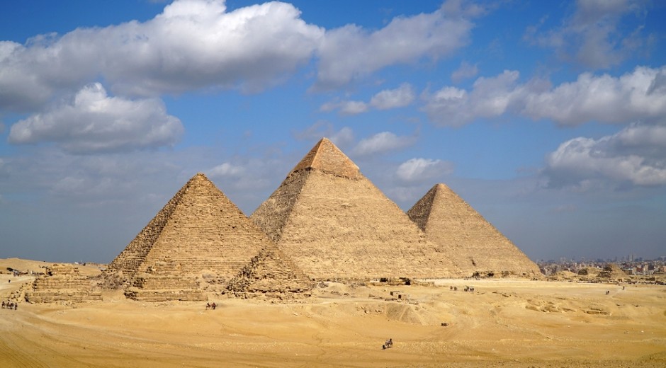 UHAPŠENI GOLI TURISTI KOD PIRAMIDA! Skandal u Gizi, pokušali da se slikaju bez odeće iza Keopsove piramide!