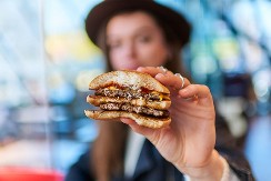 POZNATI LANAC BRZE HRANE U GUBITKU Zatvara na stotine restorana