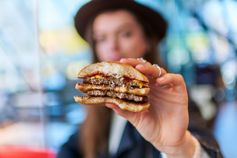POZNATI LANAC BRZE HRANE U GUBITKU Zatvara na stotine restorana