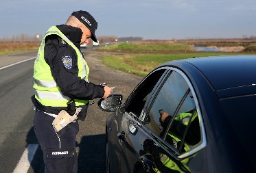 SRPSKI VOZAČI U PANICI, PLJUŠTAĆE KAZNE ZA OVE PREKRŠAJE! Policija pooštrava pravila, evo kad stupaju na snagu