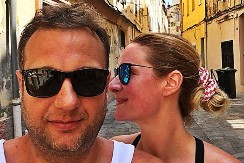 VODITELJKA ZAVRŠILA U KREVETU KOD KOLEGE Muž je tražio po hotelu: "Gde si ti bila celu noć?"