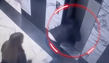 NOĆNA MORA SVAKOG RODITELJA: Dete propalo kroz vrata lifta – otac skočio u mrak da ga spase! (VIDEO)