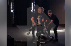 POKUŠAO DA MAHNE, PA DOŽIVEO PEH Prvi ruski humanoidni robot pao tokom prezentacije