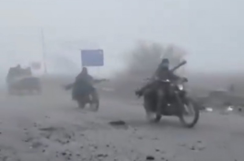 NADREALNE SCENE NA FRONTU Rusi uleću u Pokrovsk kao JAHAČI APOKALIPSE, snimak kao iz filma (VIDEO)