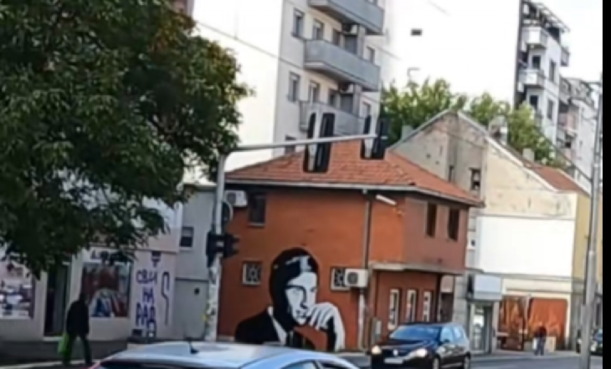 U BEOGRADU OSVANUO MURAL LEGENDARNOG GLUMCA Prizor rasplakao ceo Beograd! (VIDEO)