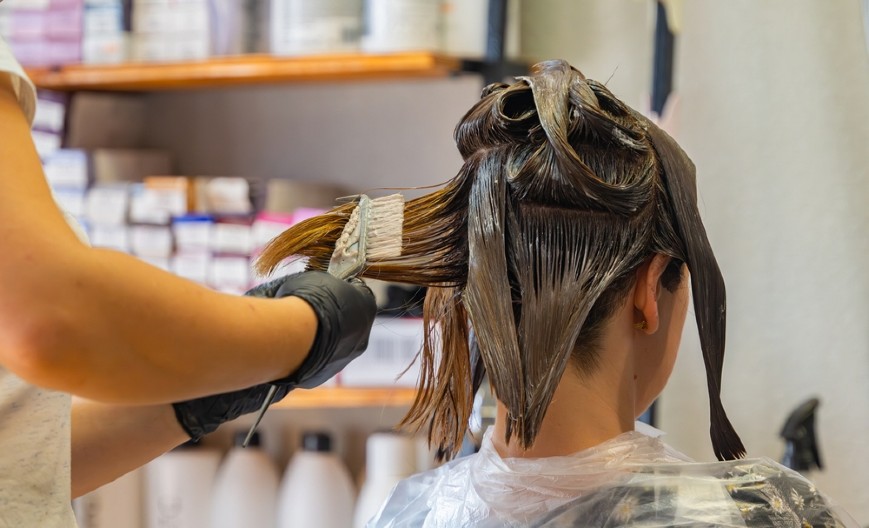 BOJA KOSE KOJA PODMLAĐUJE Topla nijansa uklanja umor, osvežava lice i daje mladolik izgled!