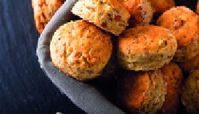 NEODOLJIVE POGAČICE SA ORASIMA I SUVIM GROŽĐEM Polovina se pojede dok su još u plehu