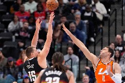 POTPUNI HAOS NA MEČU DENVERA I KLIPERSA Navijač uleteo na teren, ovako je odreagovao Jokić (VIDEO)