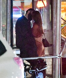 NAJPOŽELJNIJU ŽENU NA SVETU SMUVAO ČUVENI FRANCUZ  Od nje je stariji 10 godina, a u svetskom džet setu poznat je kao pravi mačo men!