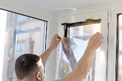 STRUČNJACI SAVETUJU Ovog meseca obavezno stavite providnu foliju na prozore – evo i zbog čega